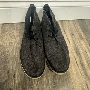 Men’s Tom’s size 10
